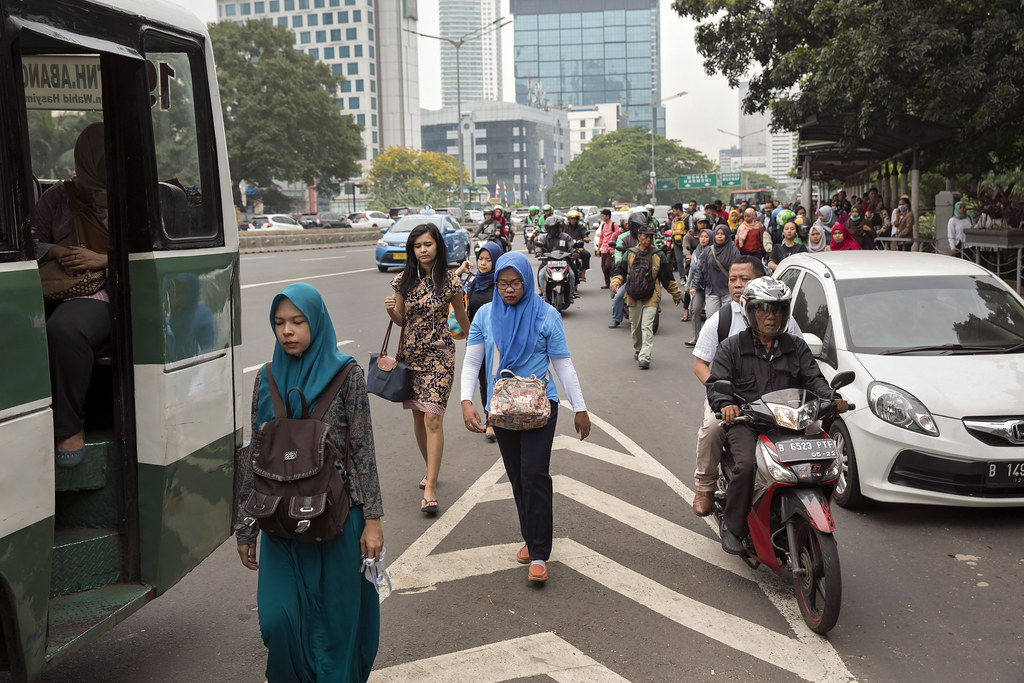 Tips for solo female travelers navigating transportation in Indonesia